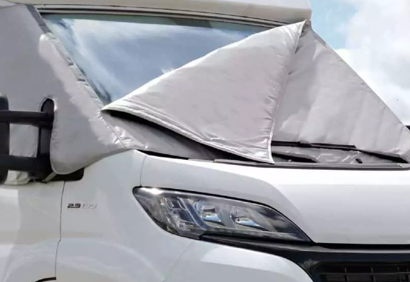 Oscuranti Termici nel Camper: Un Investimento per Comfort, Efficienza e Benessere